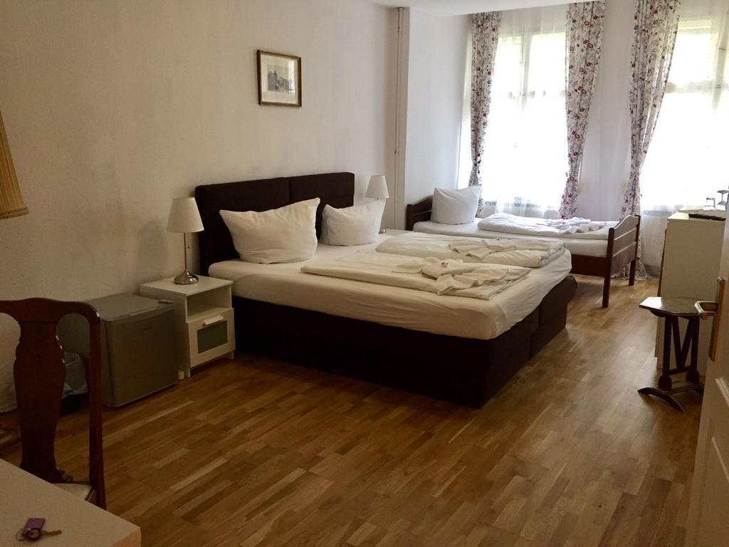 Tempelhof Nocleg ze śniadaniem 2*